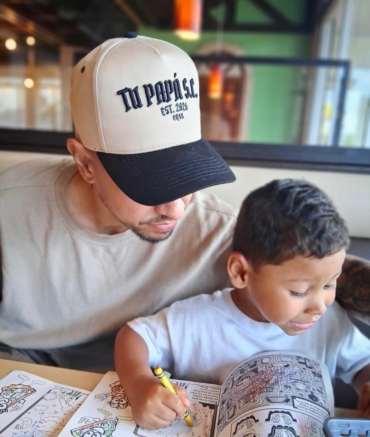 Padre con gorra Tu Papá Social Club — streetwear premium para padres presentes